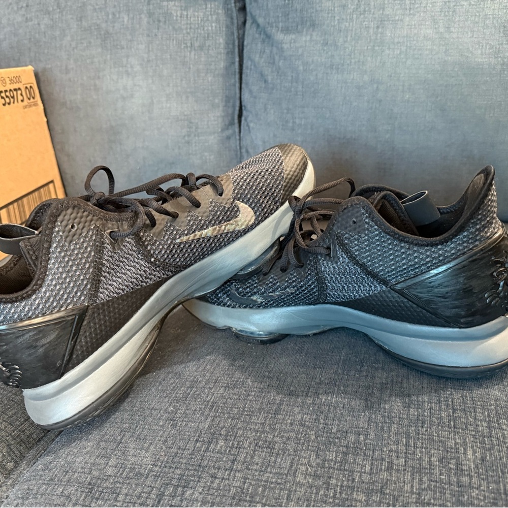 Nike Mens Lebron James Witness 4 Black Lion on Heel Size 12